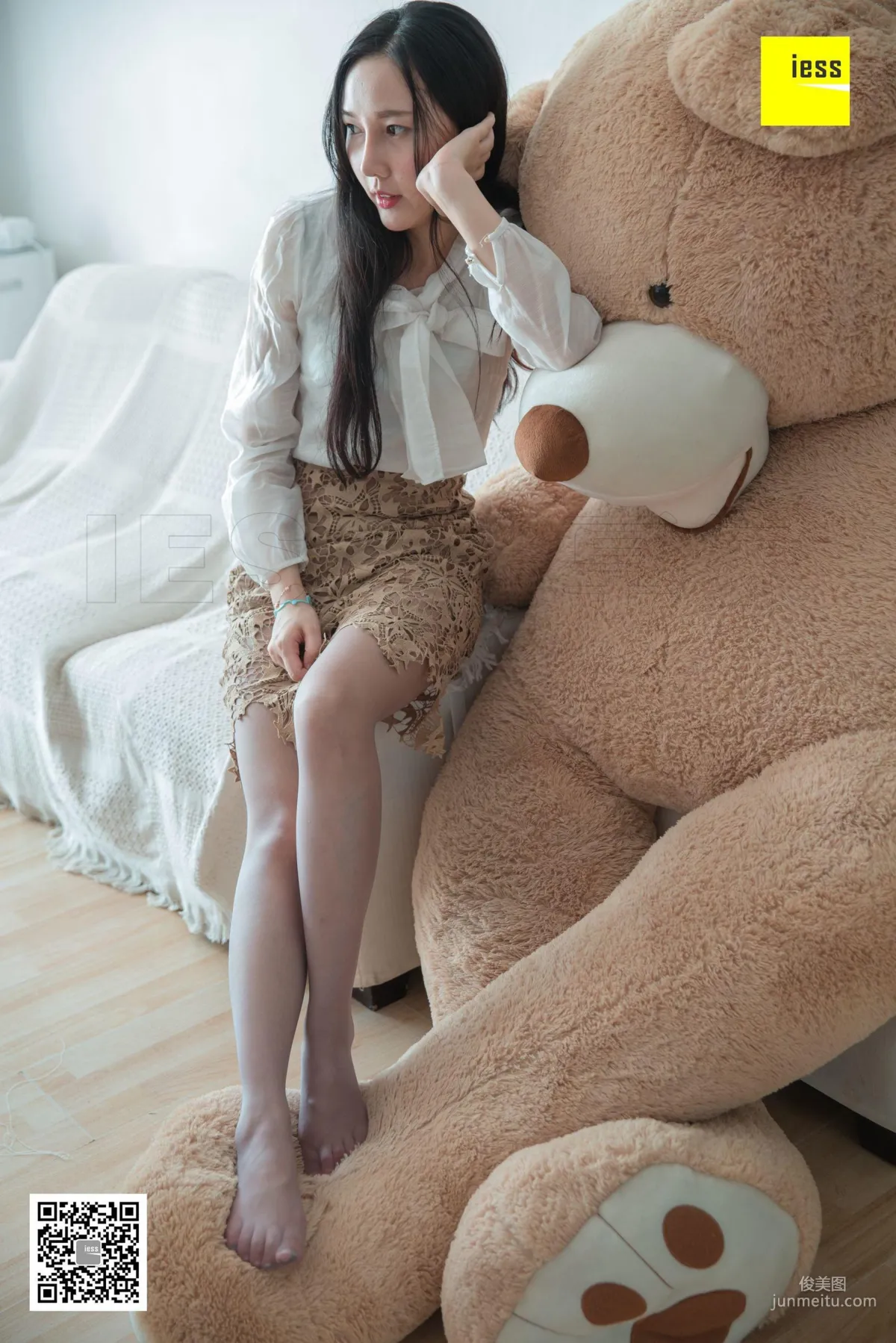 Wen Xin, Big Bear Also Likes Gray Stockings, [IESS] Silk Enjoyer 301 Beautiful Legs and Silk Feet Photo Set photo 31