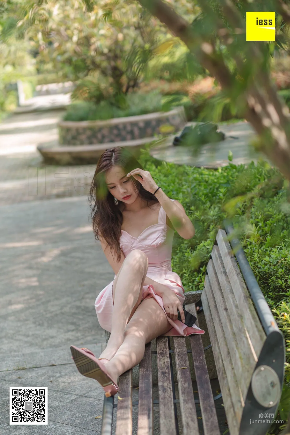 Xiao Yu, Xiao Yu's Sunbath in the Park [IESS] Silk Enjoyer 315, Beautiful Legs Photo Set photo 36