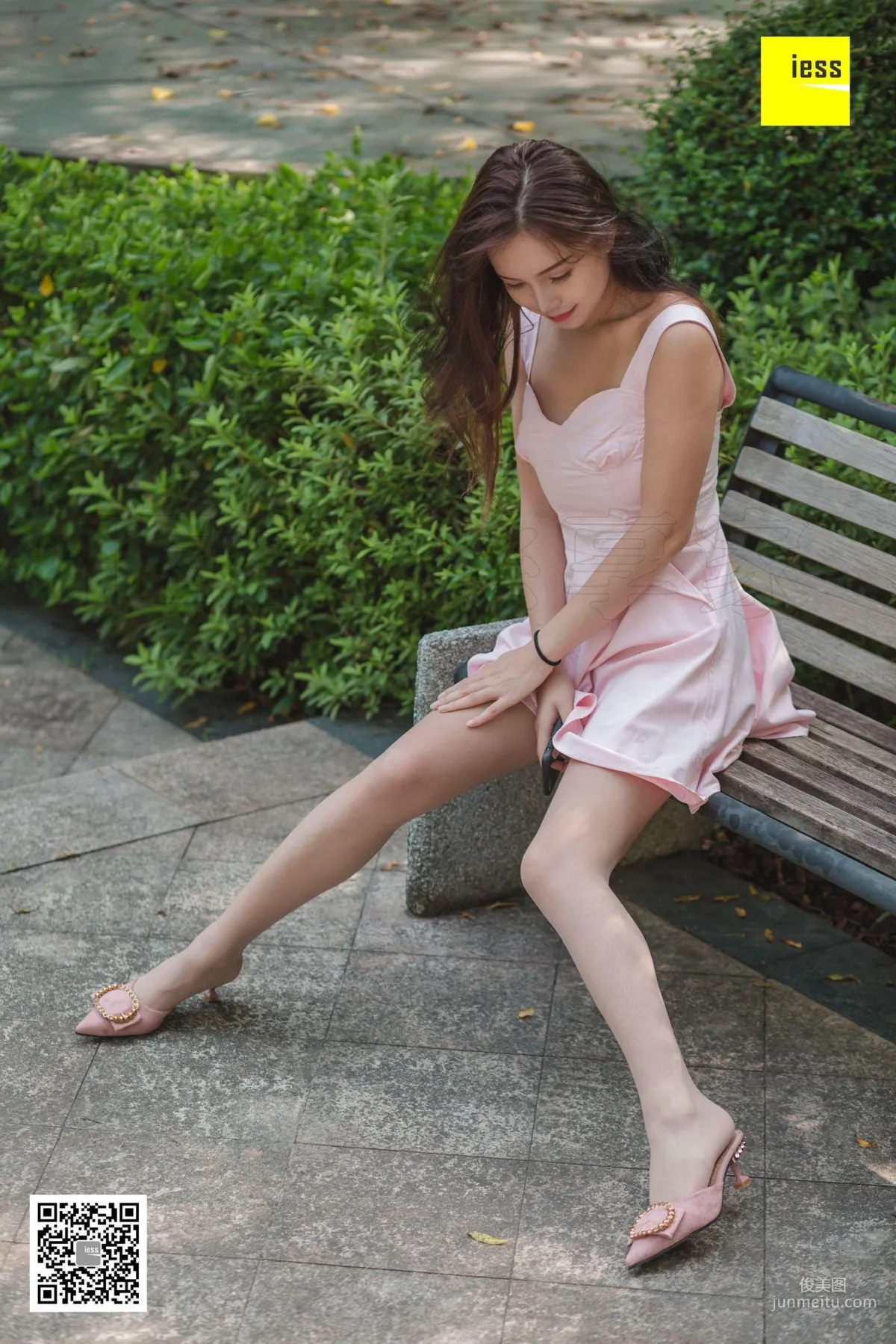 Xiao Yu, Xiao Yu's Sunbath in the Park [IESS] Silk Enjoyer 315, Beautiful Legs Photo Set photo 30