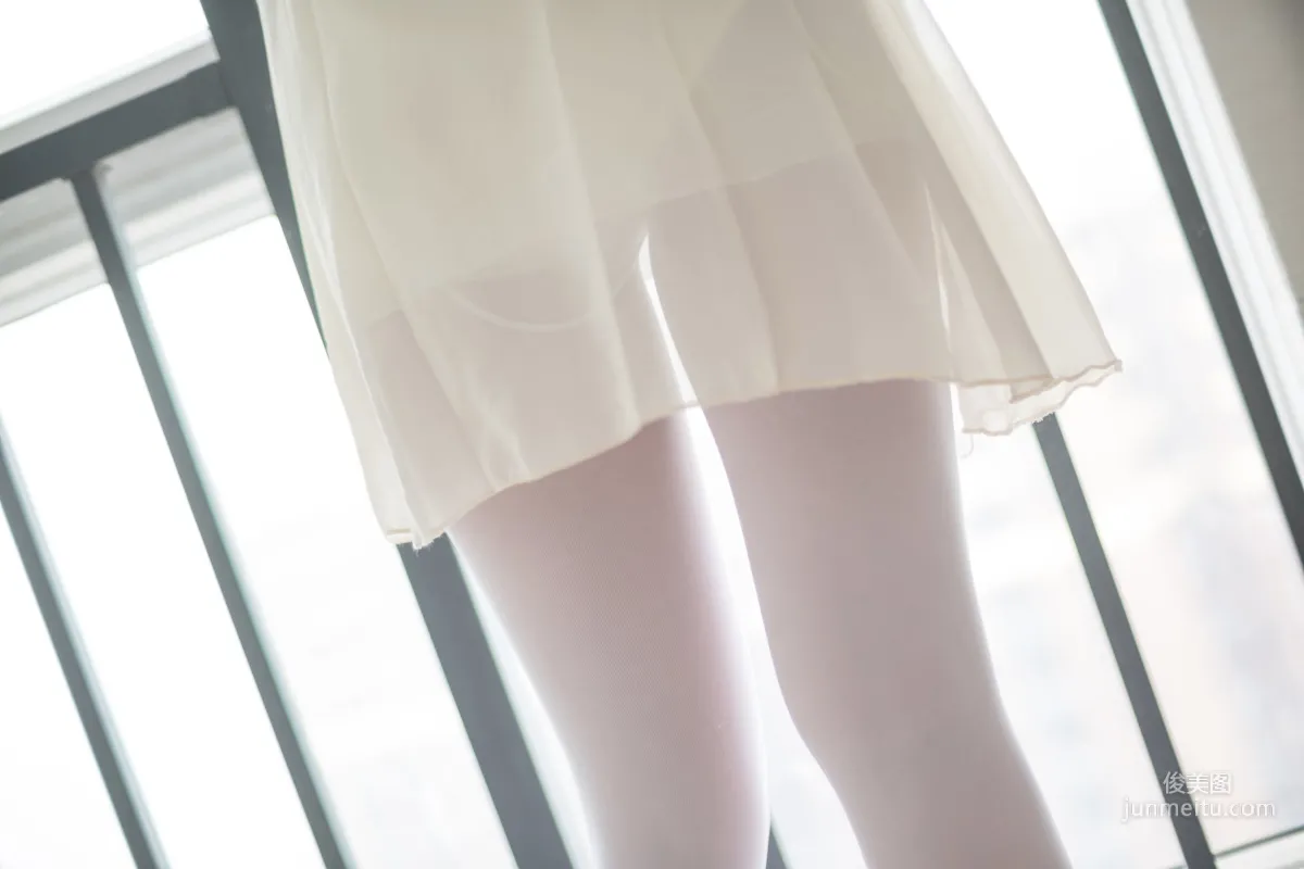 《窗台上的薄纱少女》 [森萝财团] R15-007 写真集74