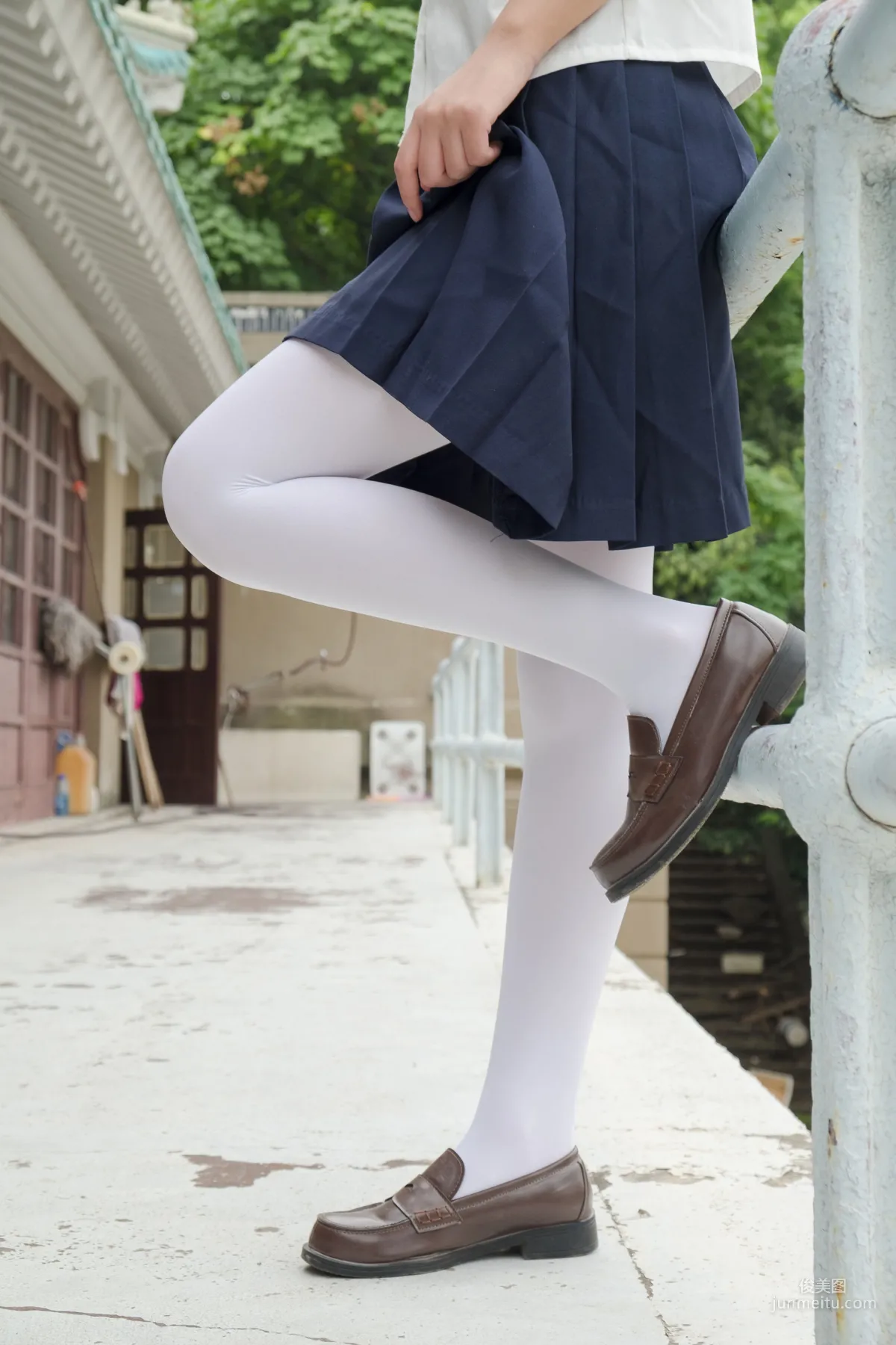 《戶外白絲秀》 [森蘿财團] R15-034 寫真集 28