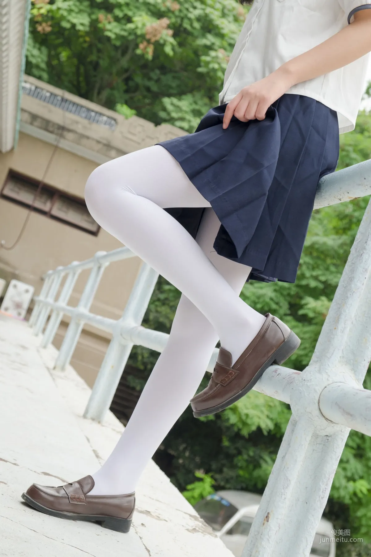 《戶外白絲秀》 [森蘿财團] R15-034 寫真集 27
