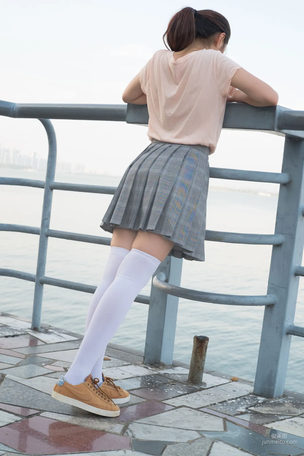 《湖邊戲水白絲》 [森蘿财團] R15-032 寫真集 57
