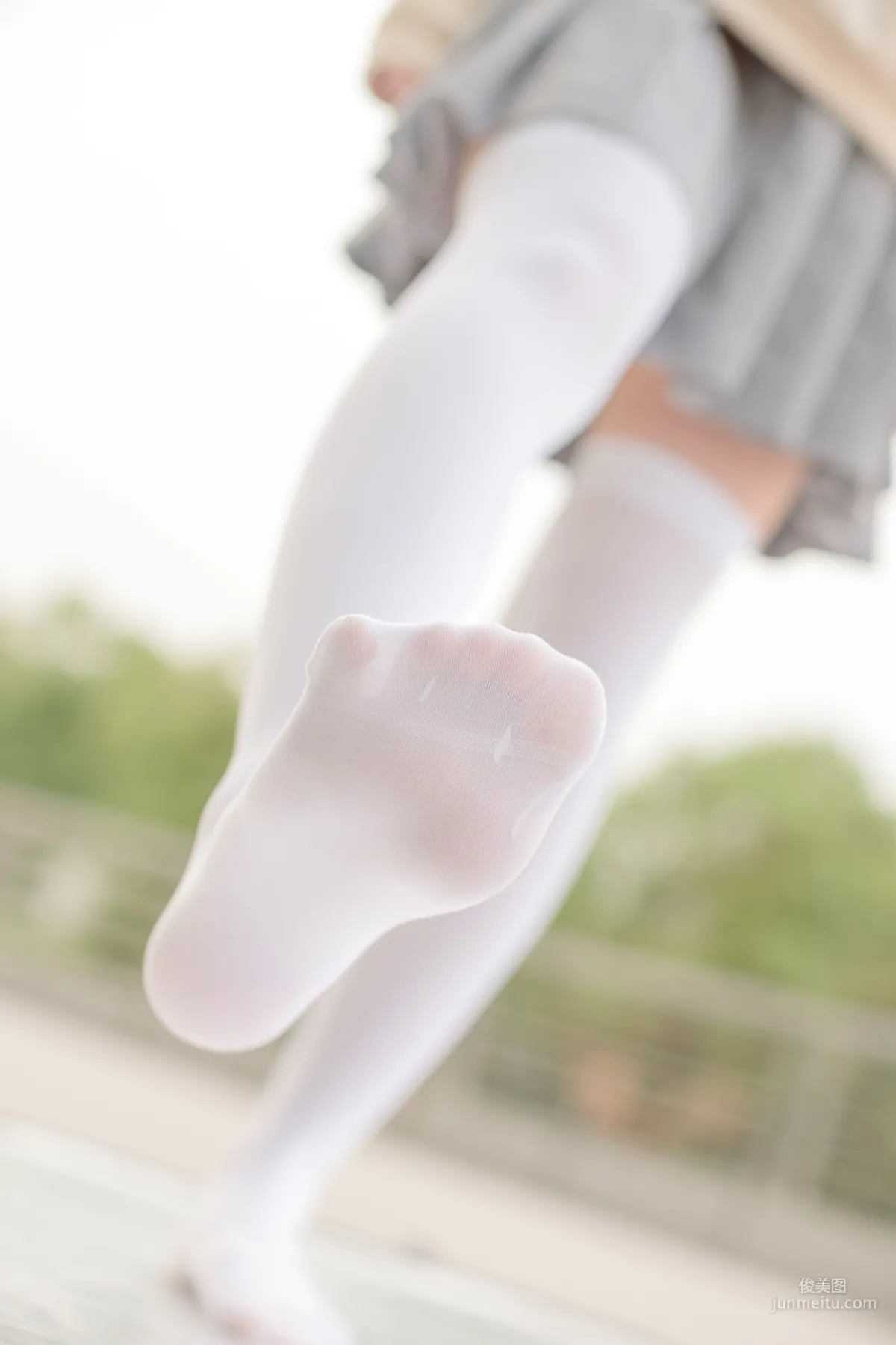 《戶外白絲短裙》 [森蘿财團] R15-040 寫真集 129