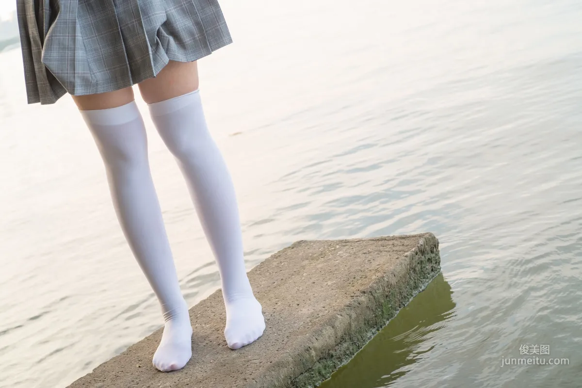 《湖邊戲水白絲》 [森蘿财團] R15-032 寫真集 94