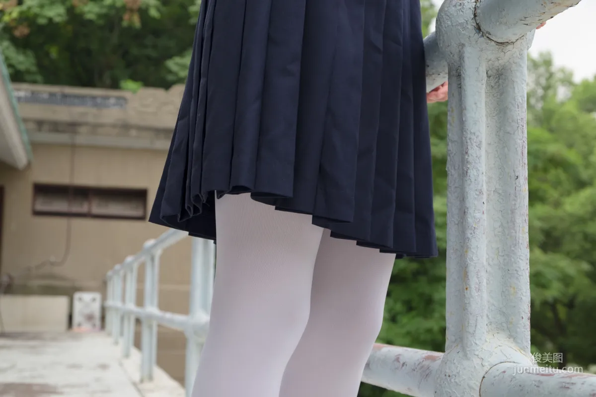 《戶外白絲秀》 [森蘿财團] R15-034 寫真集 20