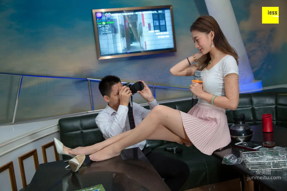 Qiuqiu, Photographer Invites Me to KTV [IESS] Devil Wednesday Special Issue 31 Photo Set photo 18