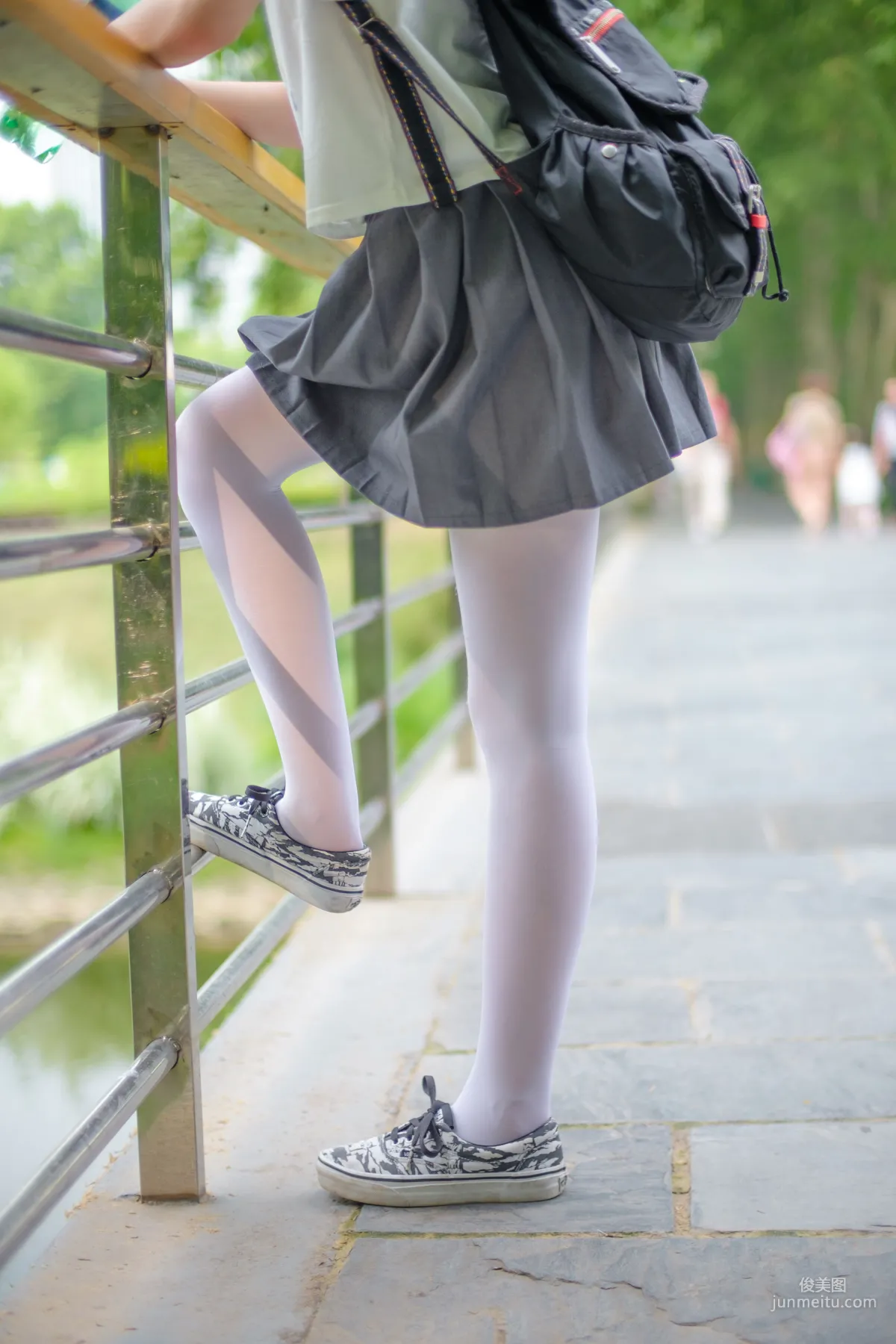 《白絲妹妹遊園》 [森蘿财團] R15-014 寫真集 82