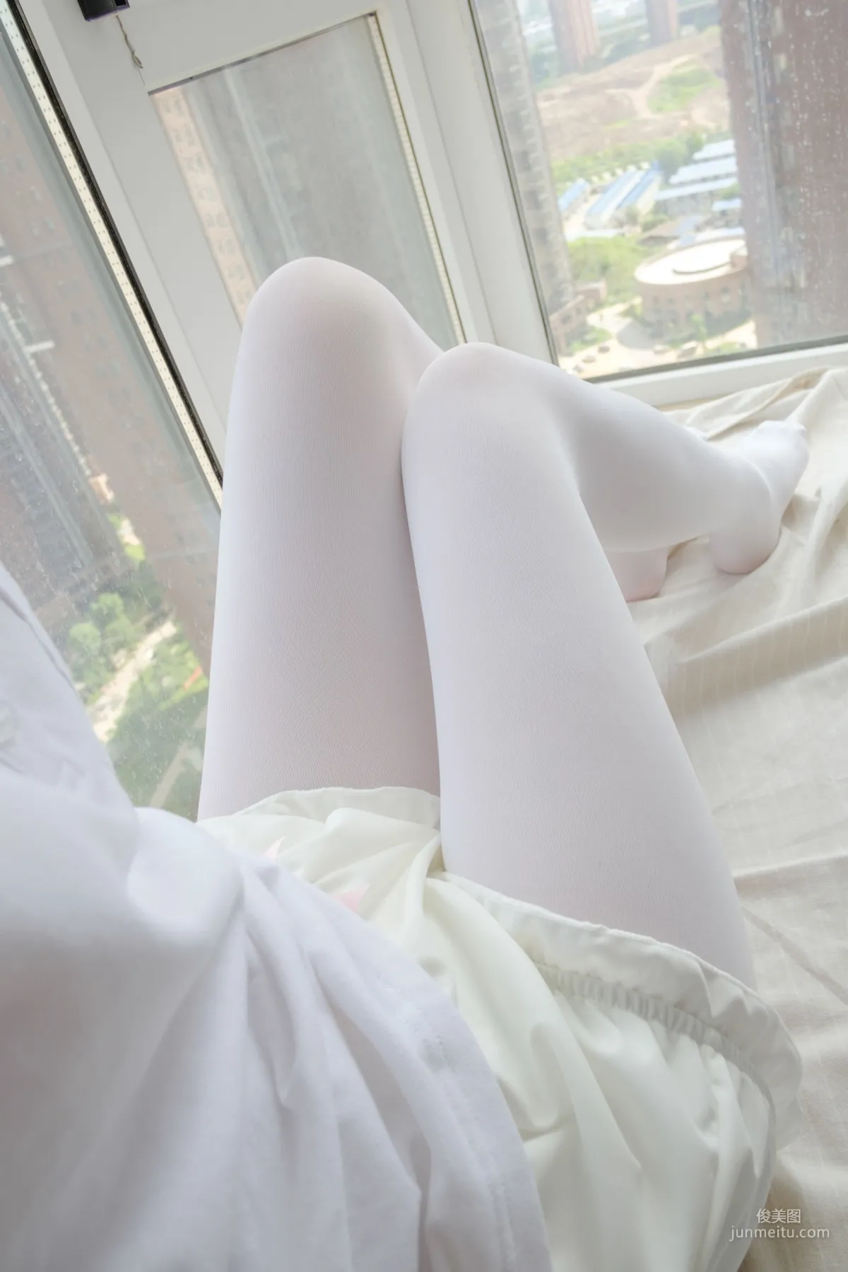 《窗台上的白絲少女》 [森蘿财團] R15-018 寫真集 39
