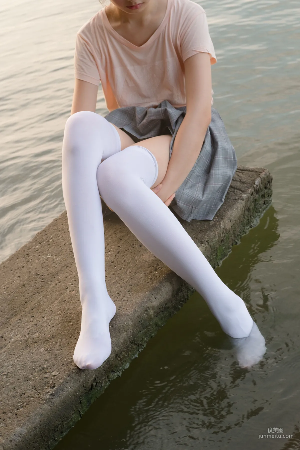 《湖邊戲水白絲》 [森蘿财團] R15-032 寫真集 105