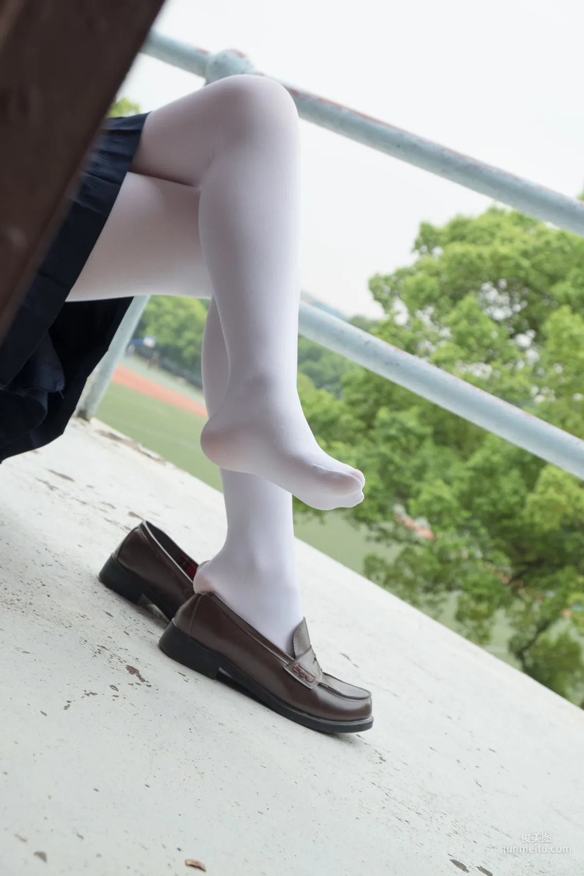 《戶外白絲秀》 [森蘿财團] R15-034 寫真集 37