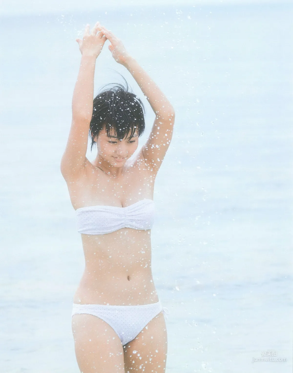 新井愛瞳『セブンティーンズ・ブルー』1st写真集26