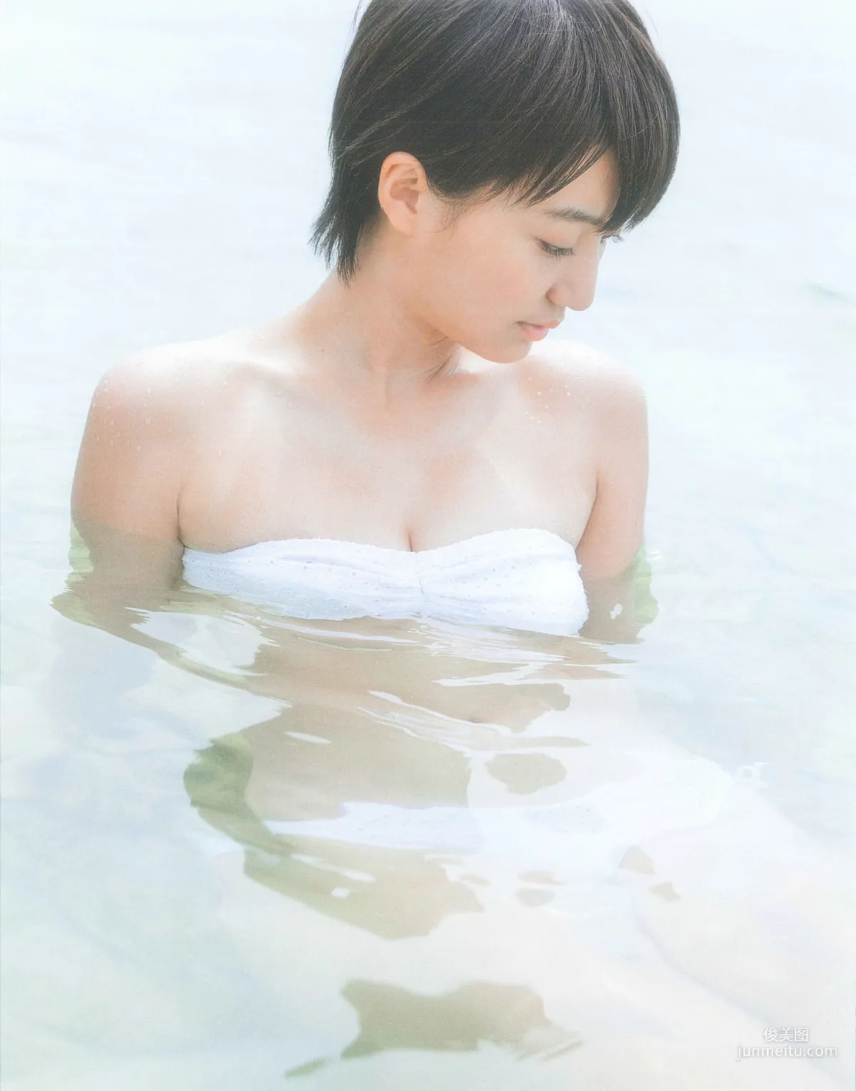 新井愛瞳『セブンティーンズ・ブルー』1st写真集23