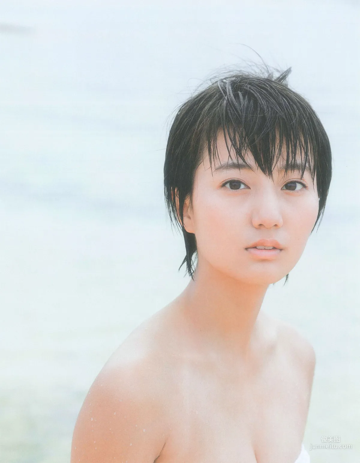 新井愛瞳『セブンティーンズ・ブルー』1st写真集24