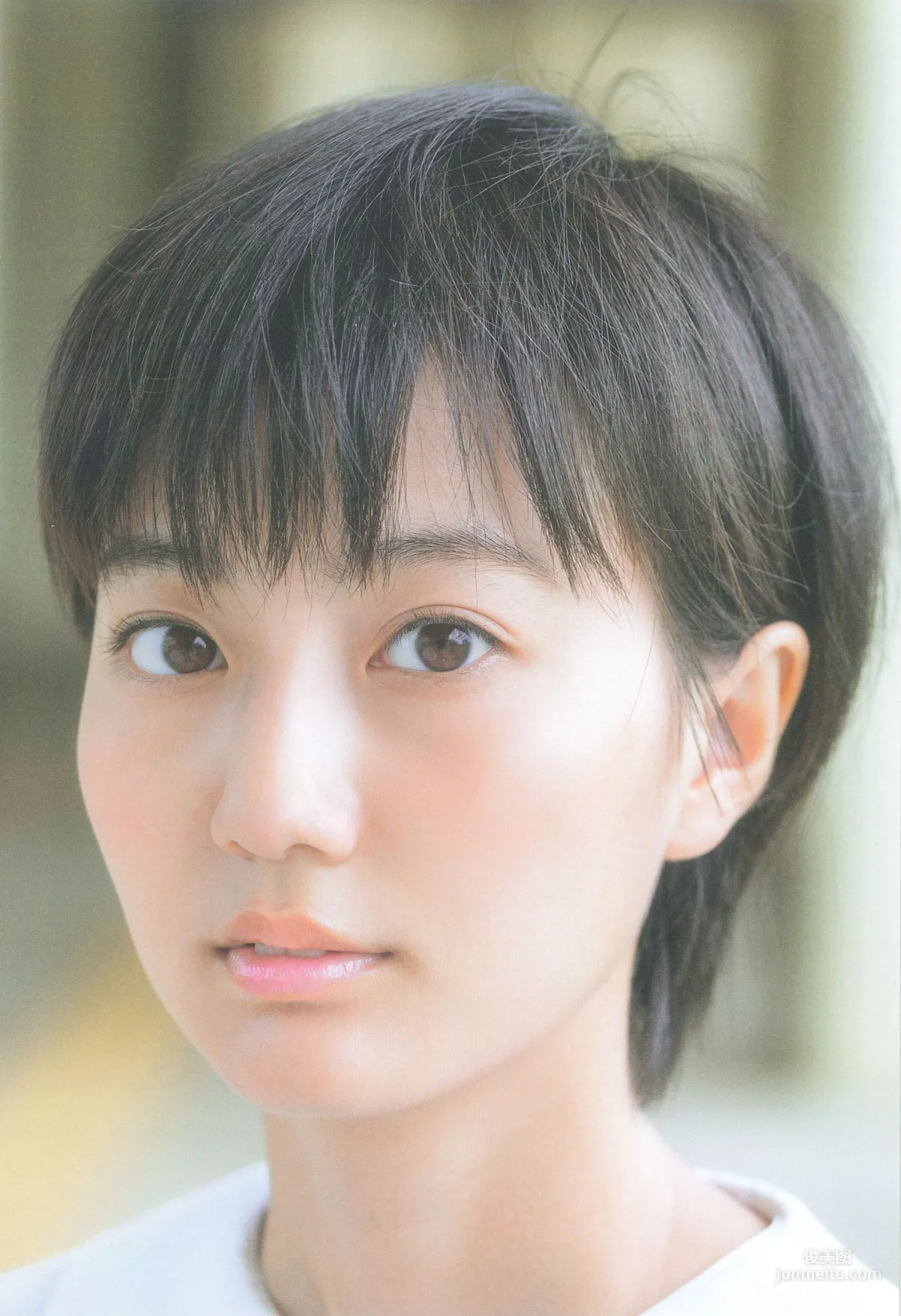 新井愛瞳『セブンティーンズ・ブルー』1st写真集10
