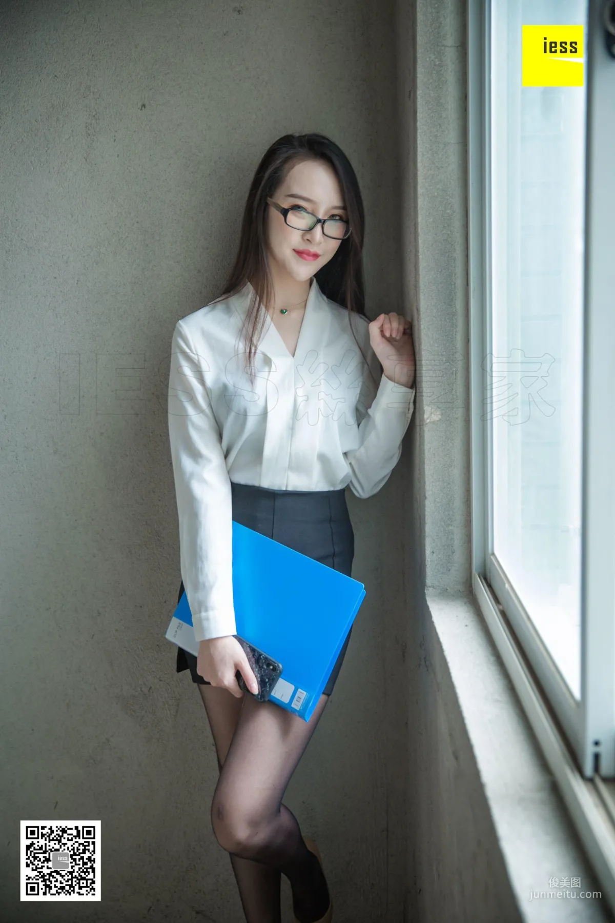Model Yun Zhi "The Black Stockings Saleswoman Selling Roughcast Houses" [IESS] Photo Set photo 51