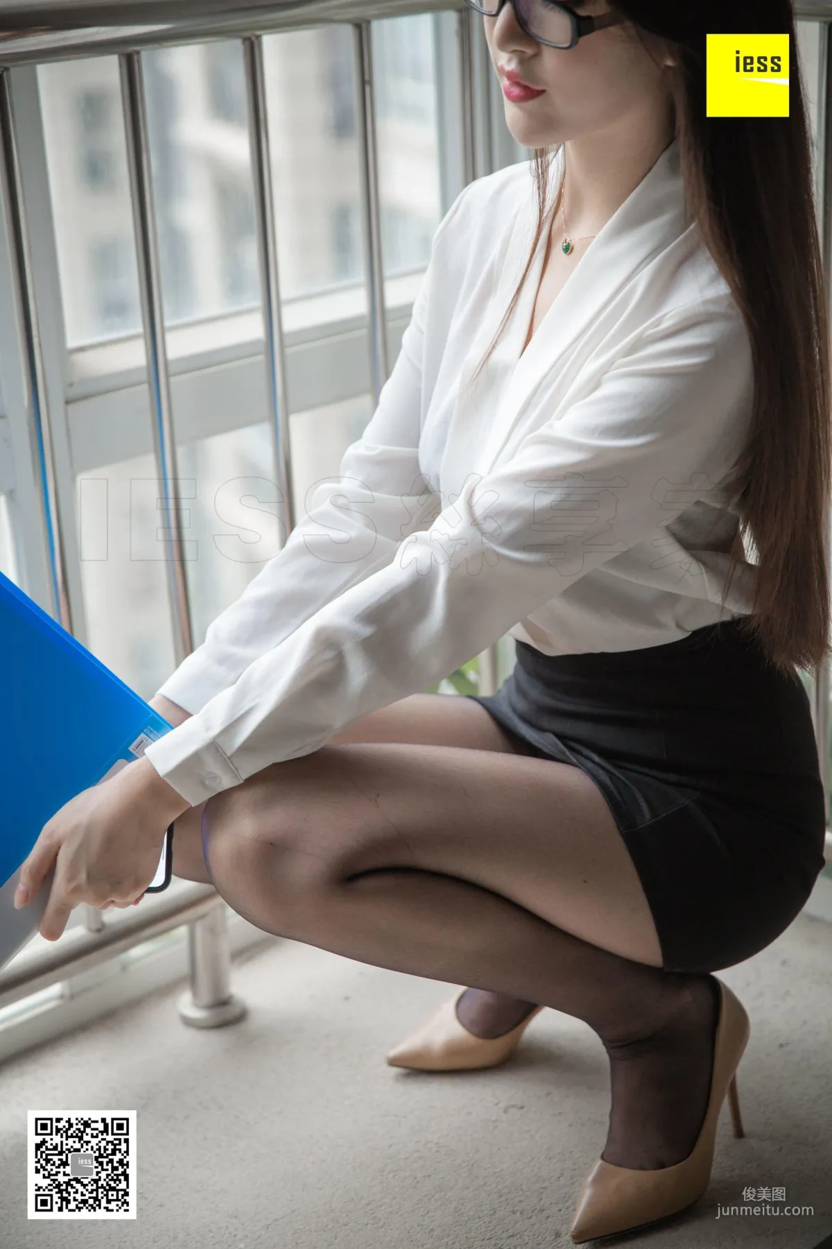 Model Yun Zhi "The Black Stockings Saleswoman Selling Roughcast Houses" [IESS] Photo Set photo 94
