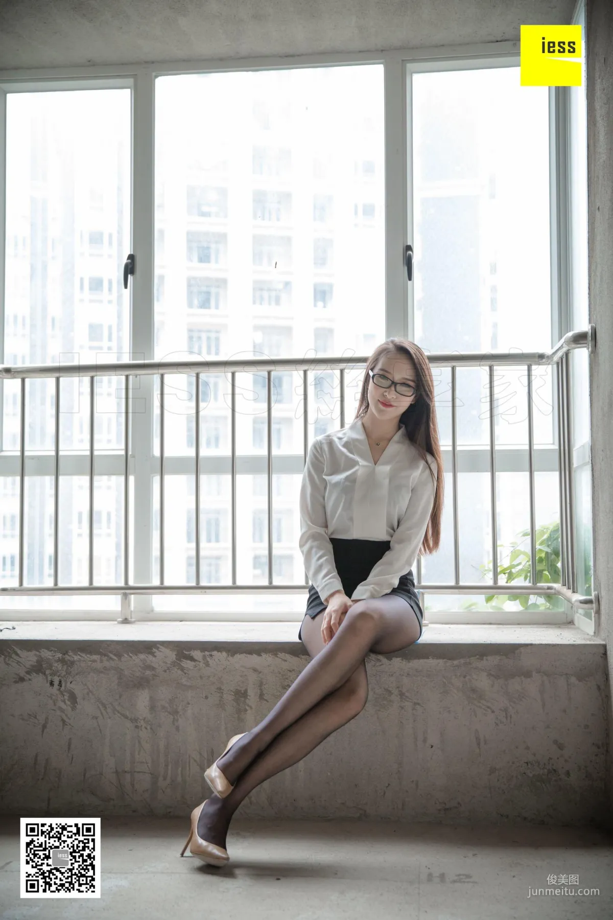 Model Yun Zhi "The Black Stockings Saleswoman Selling Roughcast Houses" [IESS] Photo Set photo 76