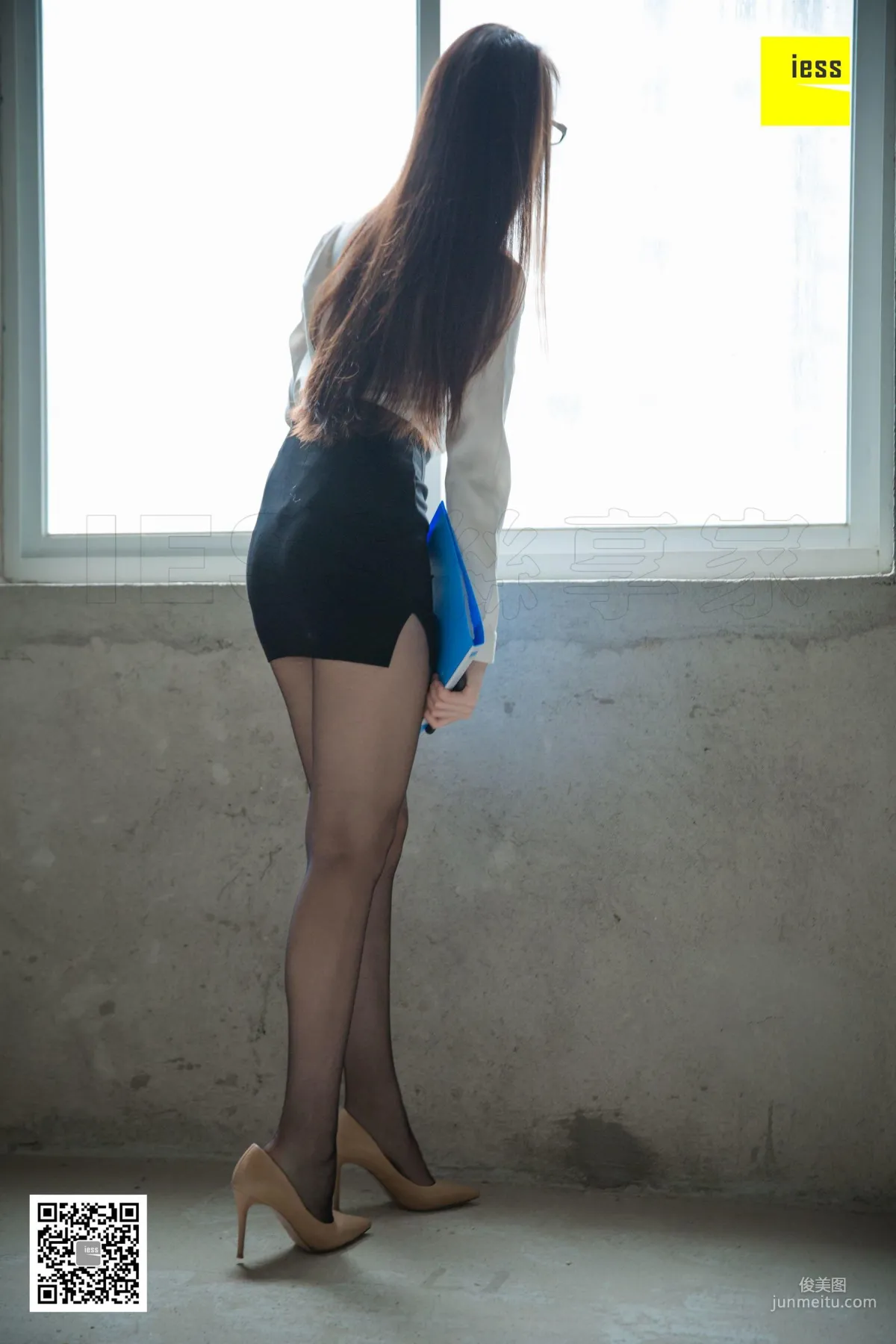 Model Yun Zhi "The Black Stockings Saleswoman Selling Roughcast Houses" [IESS] Photo Set photo 49