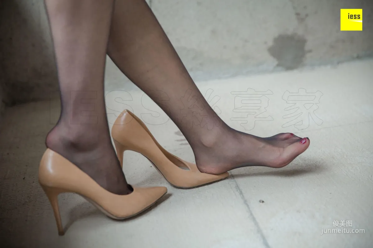 Model Yun Zhi "The Black Stockings Saleswoman Selling Roughcast Houses" [IESS] Photo Set photo 65