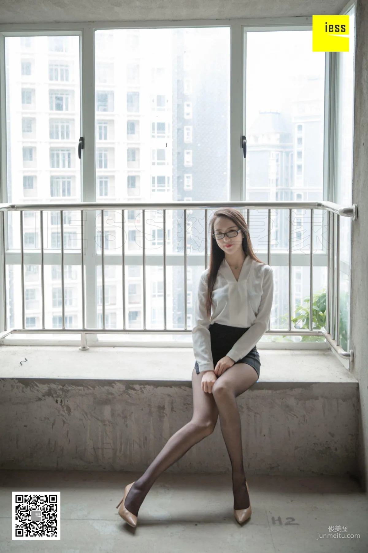 Model Yun Zhi "The Black Stockings Saleswoman Selling Roughcast Houses" [IESS] Photo Set photo 75