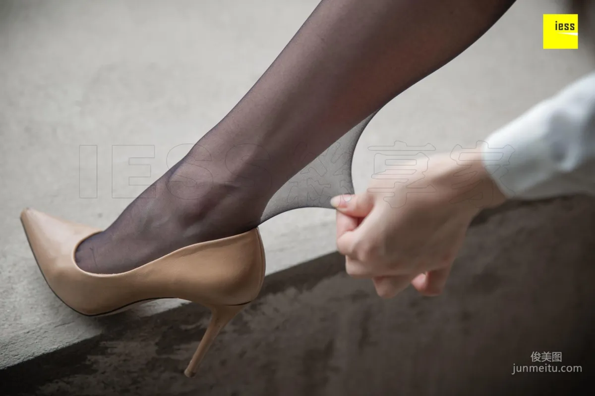 Model Yun Zhi "The Black Stockings Saleswoman Selling Roughcast Houses" [IESS] Photo Set photo 88