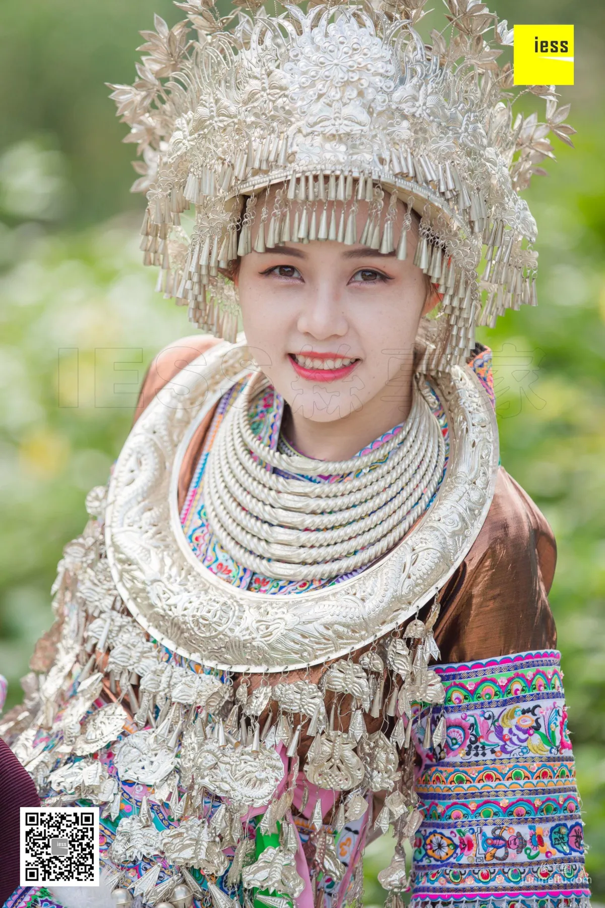 模特九妹《穿丝袜的苗族九妹》 [异思趣向IESS] 写真集4