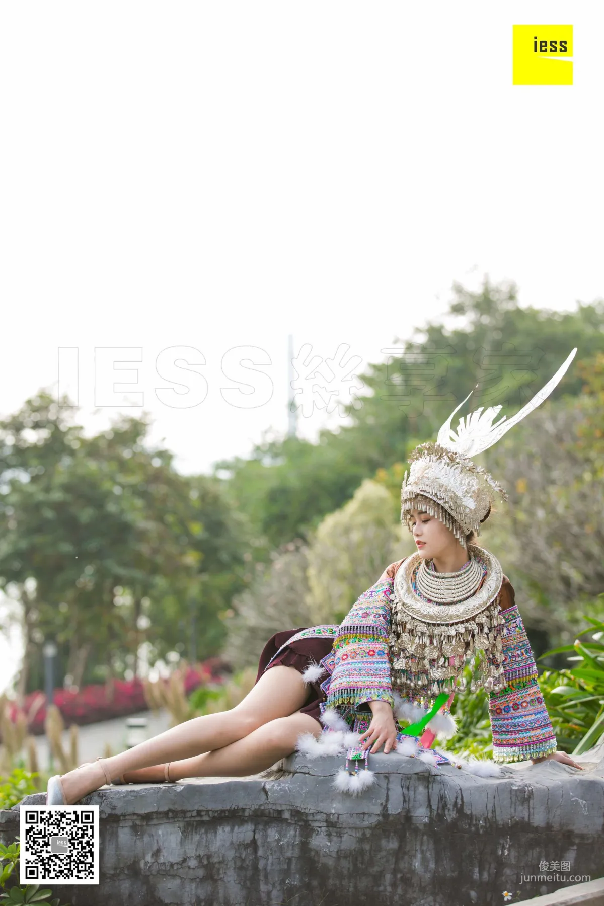 模特九妹《穿丝袜的苗族九妹》 [异思趣向IESS] 写真集9