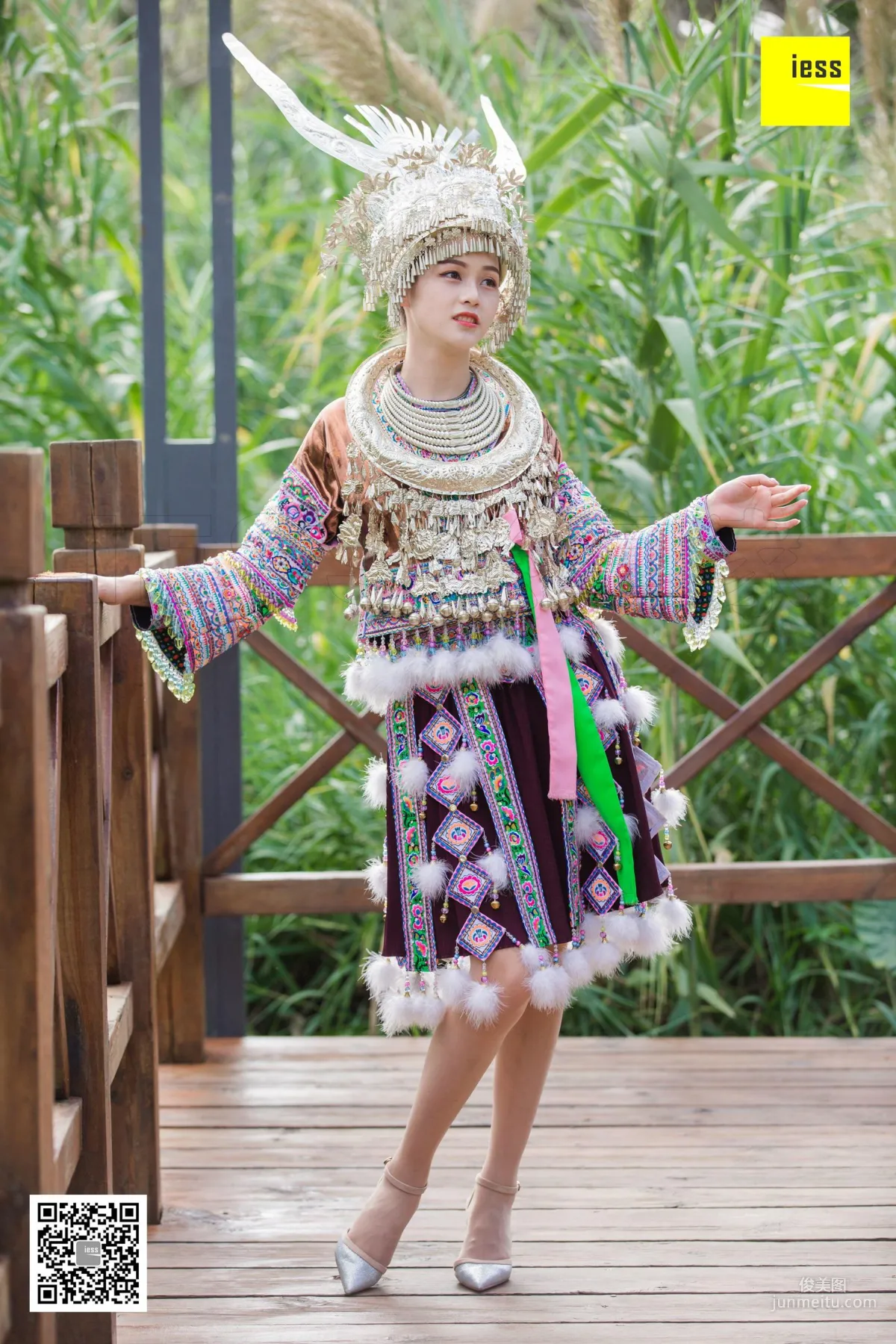 模特九妹《穿丝袜的苗族九妹》 [异思趣向IESS] 写真集37