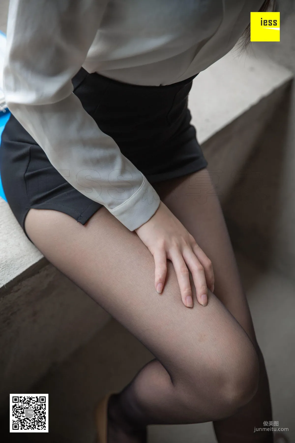 Model Yun Zhi "The Black Stockings Saleswoman Selling Roughcast Houses" [IESS] Photo Set photo 80
