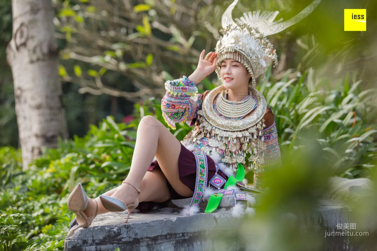 模特九妹《穿丝袜的苗族九妹》 [异思趣向IESS] 写真集23