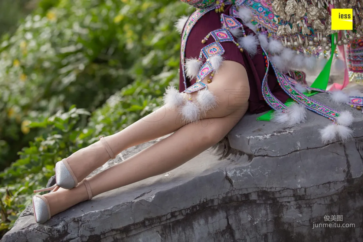 模特九妹《穿丝袜的苗族九妹》 [异思趣向IESS] 写真集24