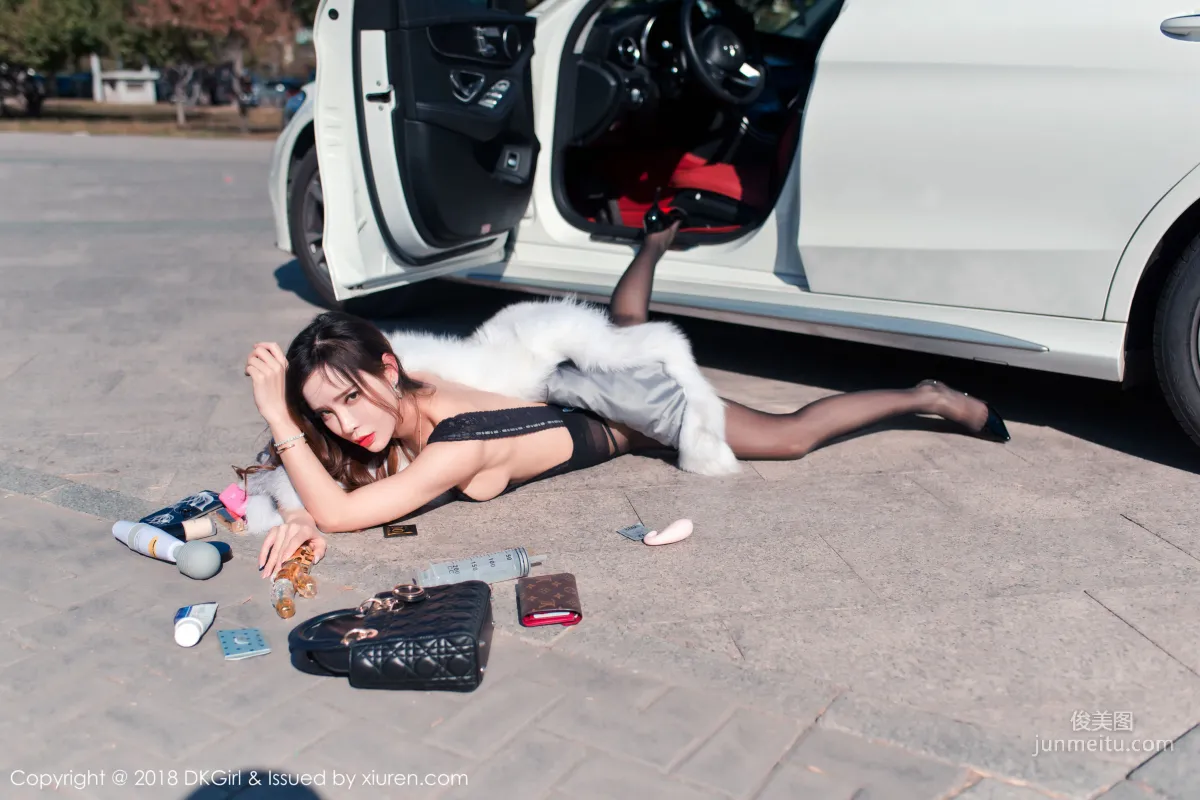 Ai Xiaoqing, Outdoor Car Shoot Stockings and Beautiful Legs [DKGirl] Vol.088 Photo Set photo 4