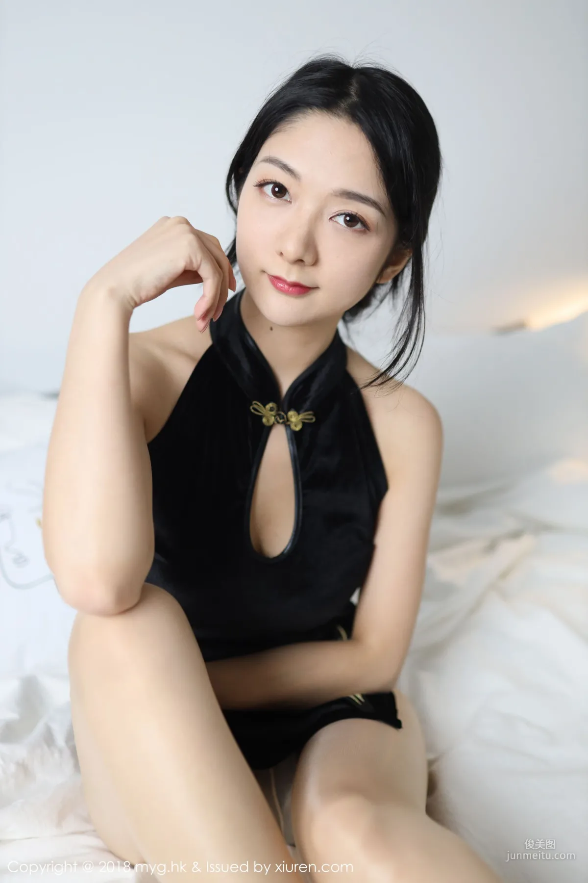 Angela Likes Cats, Classical Charm Qipao + Modern Sexy Black Stockings [MyGirl] Vol.326 Photo Set photo 32