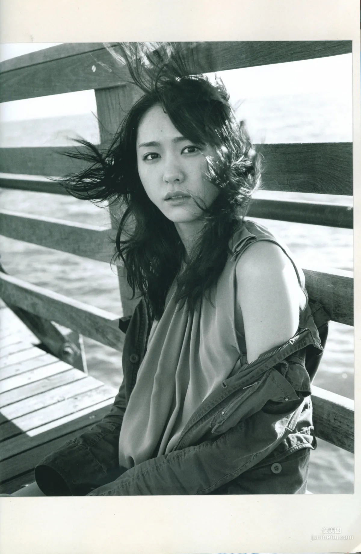 Yui Aragaki Monthly Special Photo Compilation photo 29