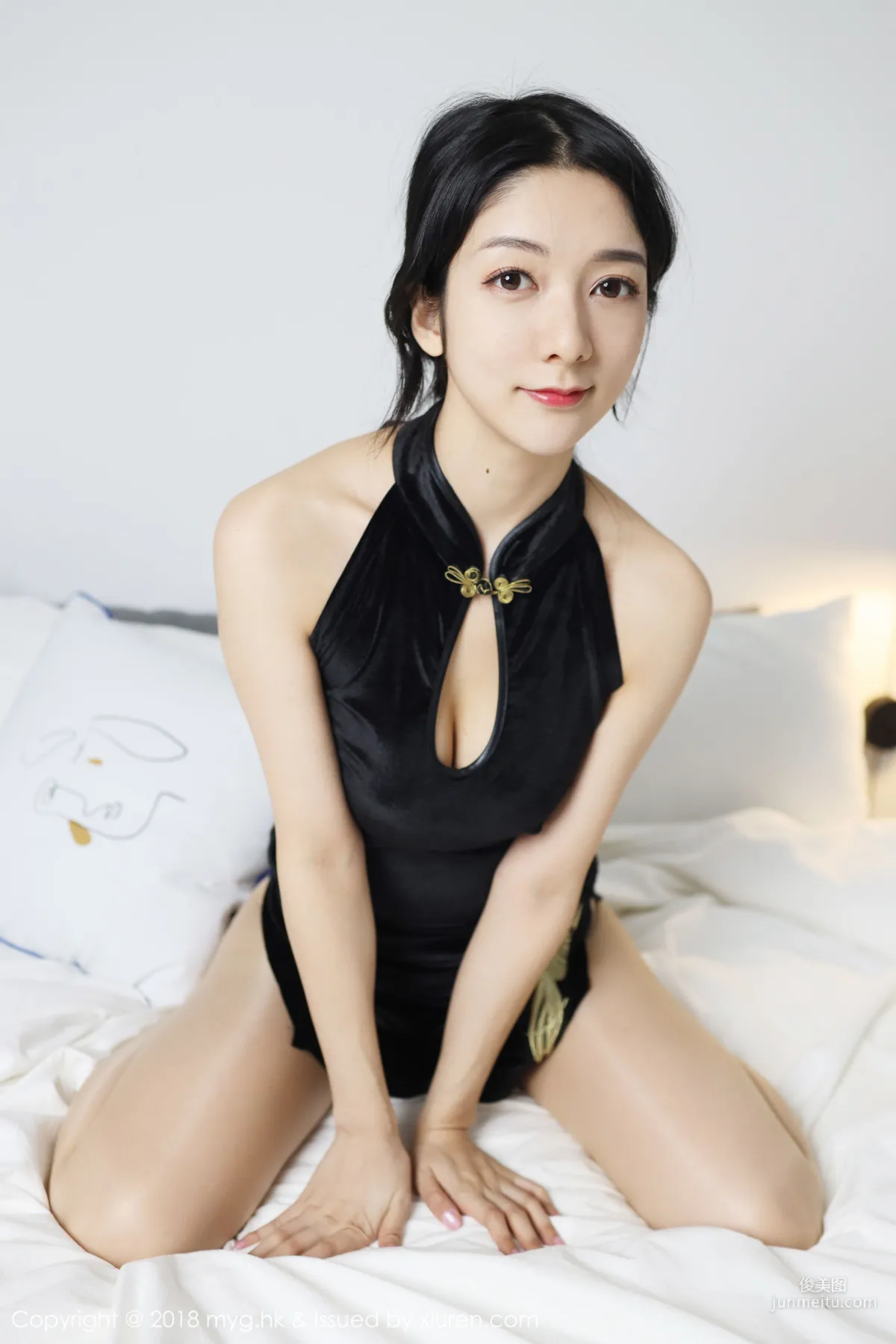 Angela Likes Cats, Classical Charm Qipao + Modern Sexy Black Stockings [MyGirl] Vol.326 Photo Set photo 39