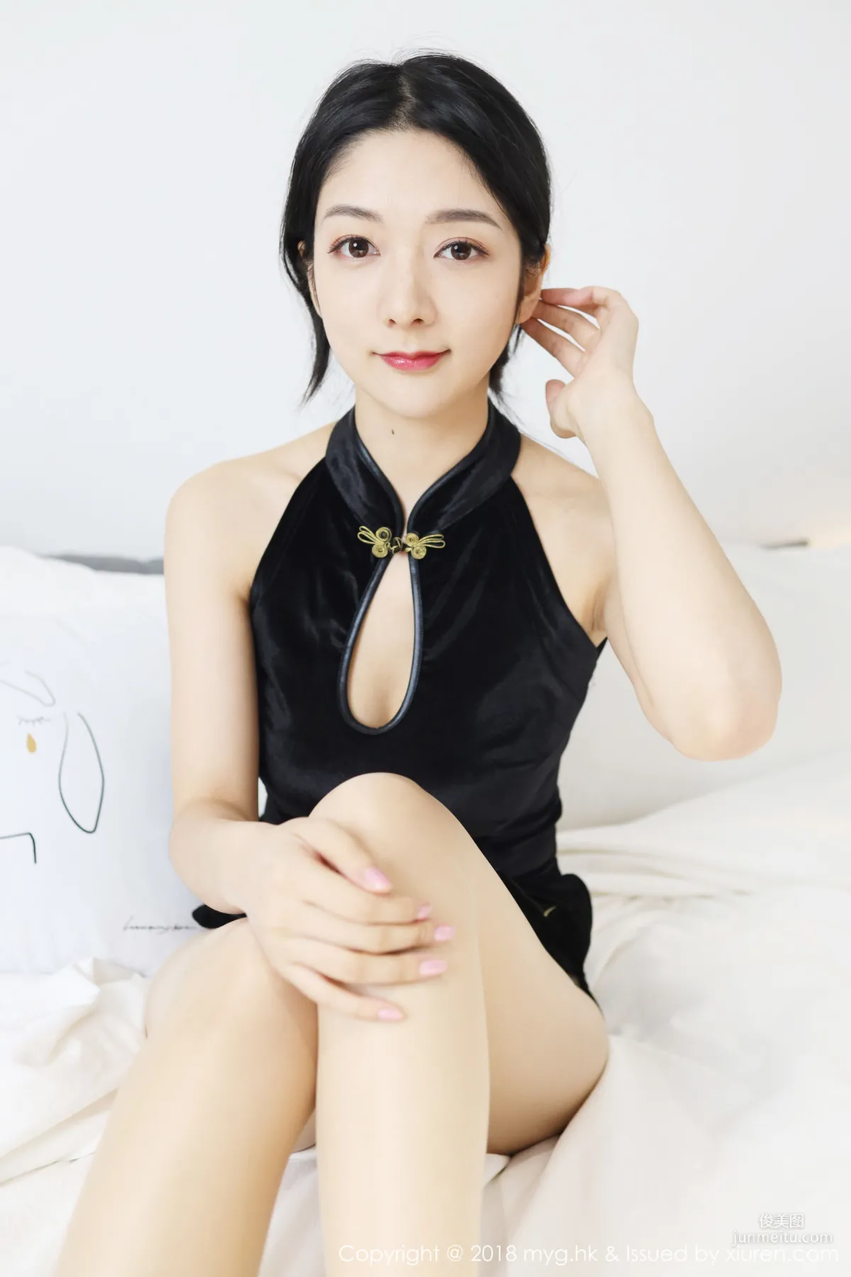 Angela Likes Cats, Classical Charm Qipao + Modern Sexy Black Stockings [MyGirl] Vol.326 Photo Set photo 14