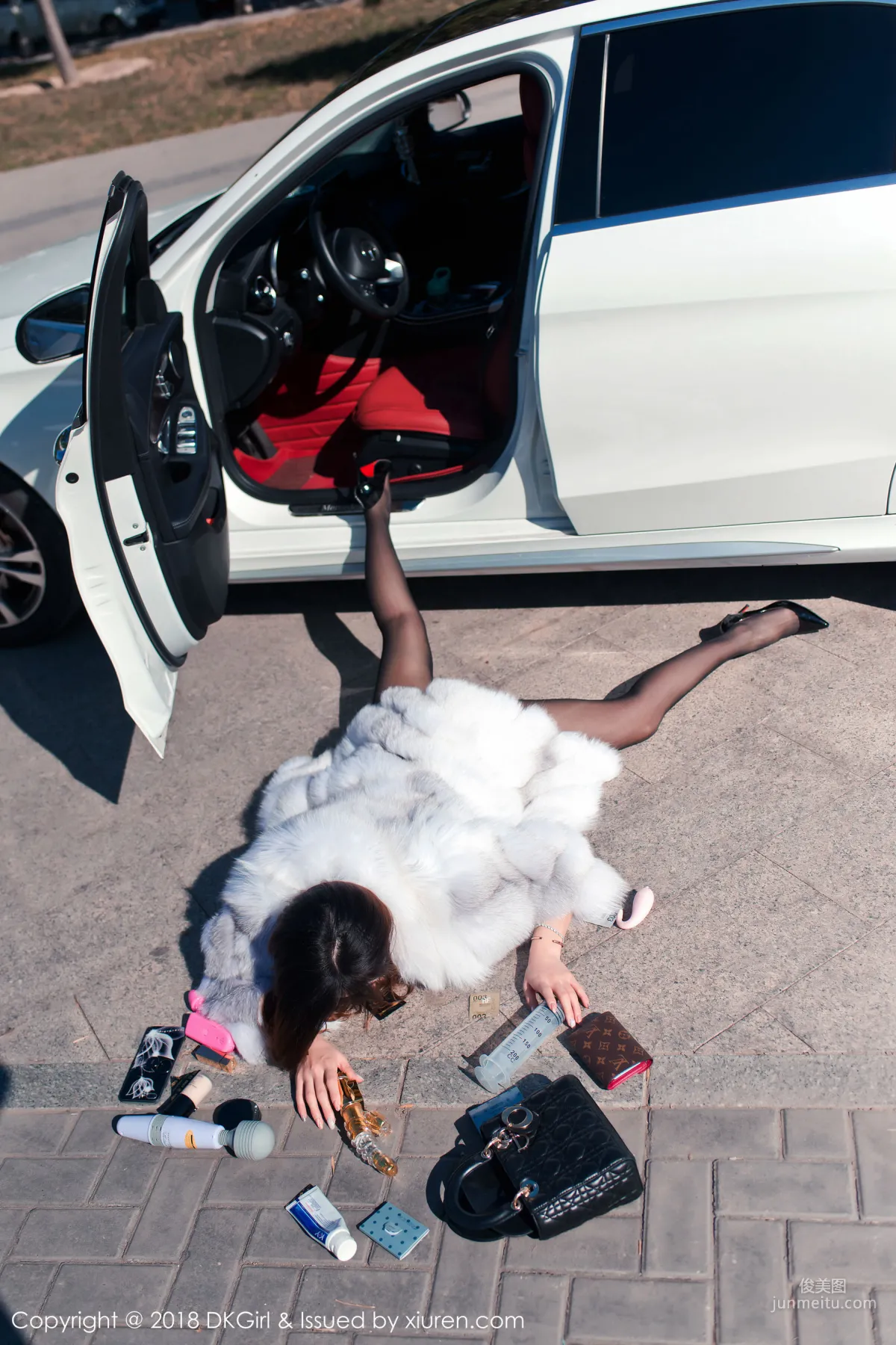 Ai Xiaoqing, Outdoor Car Shoot Stockings and Beautiful Legs [DKGirl] Vol.088 Photo Set photo 3