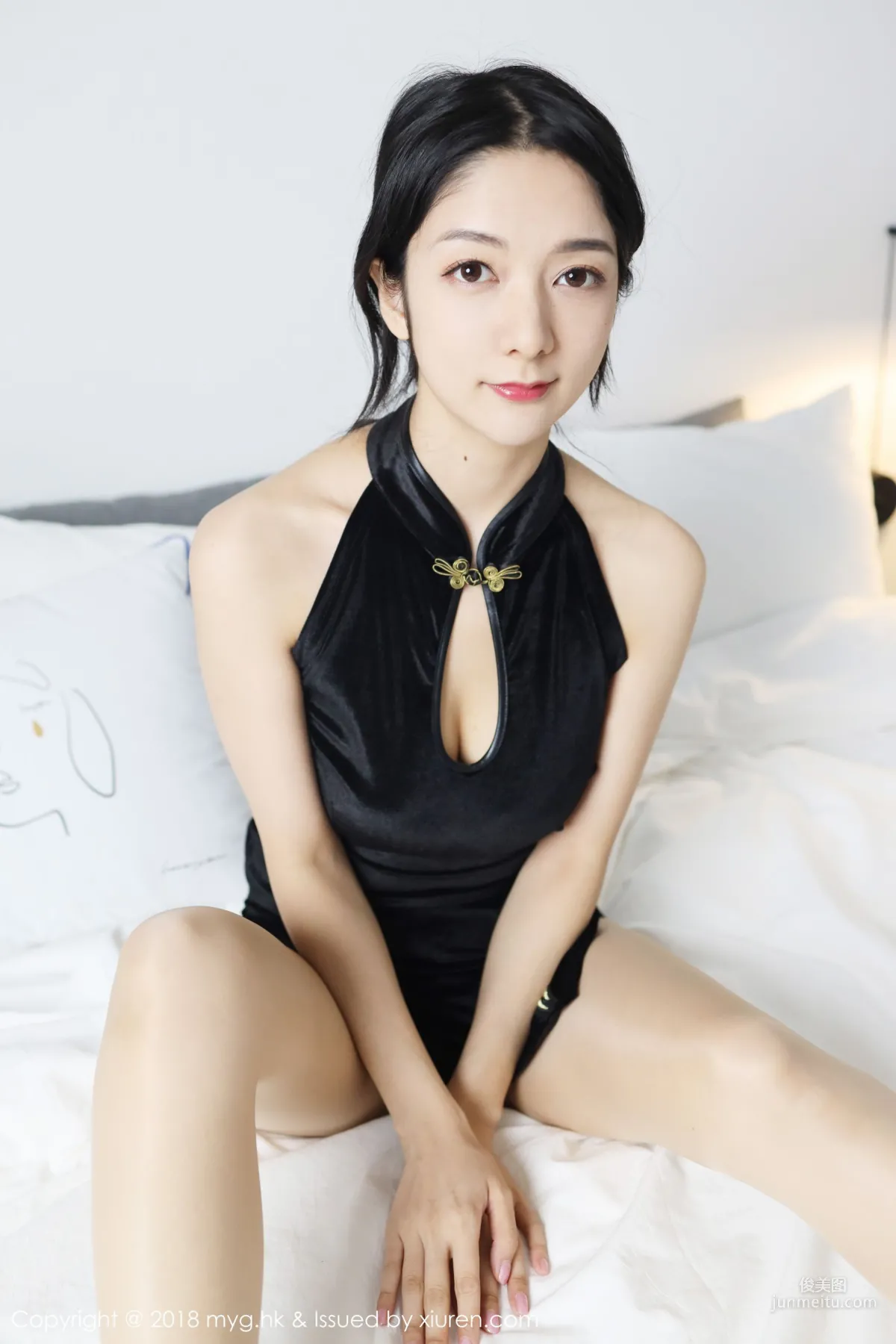 Angela Likes Cats, Classical Charm Qipao + Modern Sexy Black Stockings [MyGirl] Vol.326 Photo Set photo 20