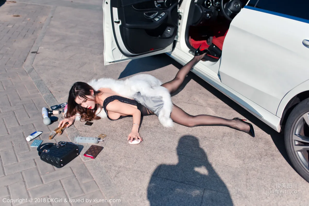 Ai Xiaoqing, Outdoor Car Shoot Stockings and Beautiful Legs [DKGirl] Vol.088 Photo Set photo 6