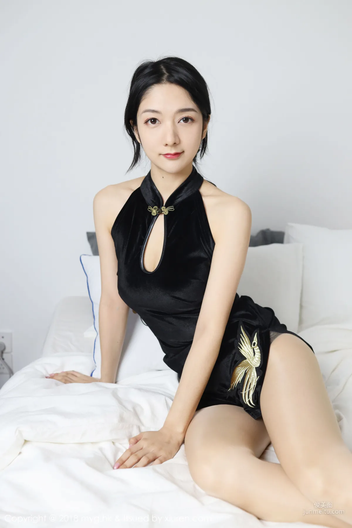 Angela Likes Cats, Classical Charm Qipao + Modern Sexy Black Stockings [MyGirl] Vol.326 Photo Set photo 15