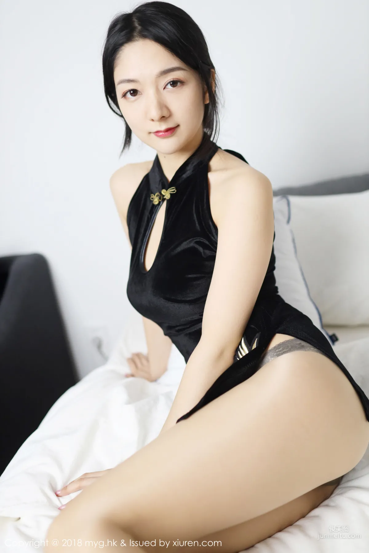 Angela Likes Cats, Classical Charm Qipao + Modern Sexy Black Stockings [MyGirl] Vol.326 Photo Set photo 31