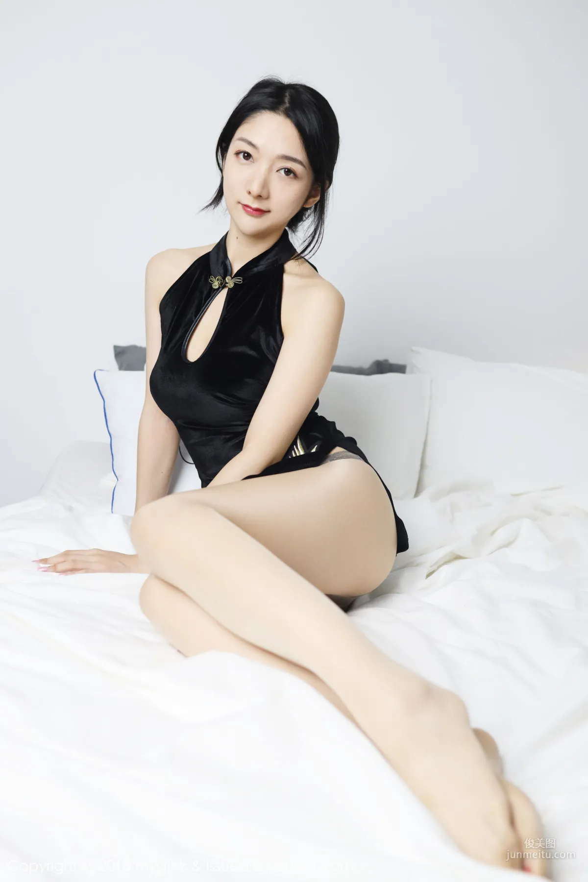 Angela Likes Cats, Classical Charm Qipao + Modern Sexy Black Stockings [MyGirl] Vol.326 Photo Set photo 16