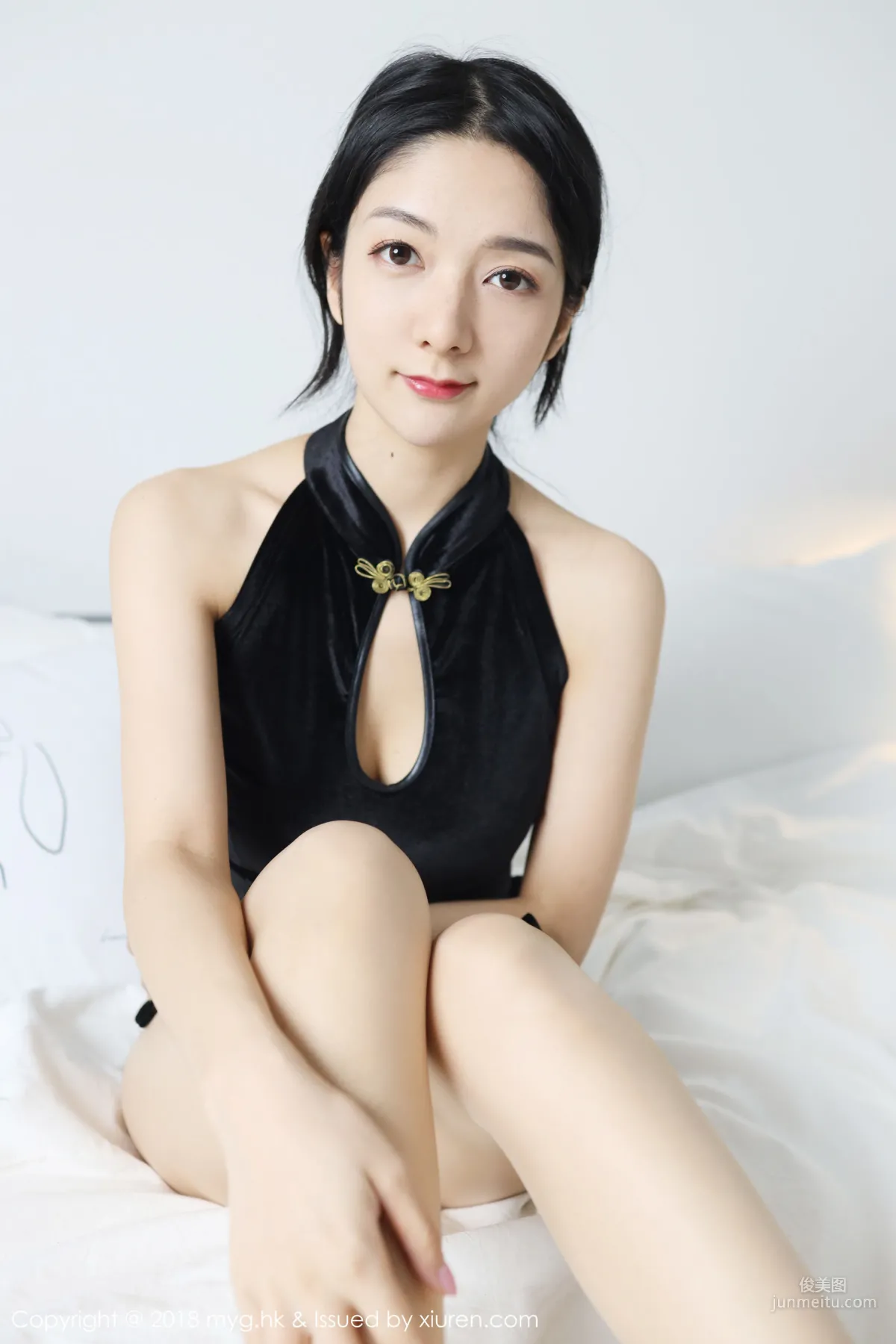 Angela Likes Cats, Classical Charm Qipao + Modern Sexy Black Stockings [MyGirl] Vol.326 Photo Set photo 19