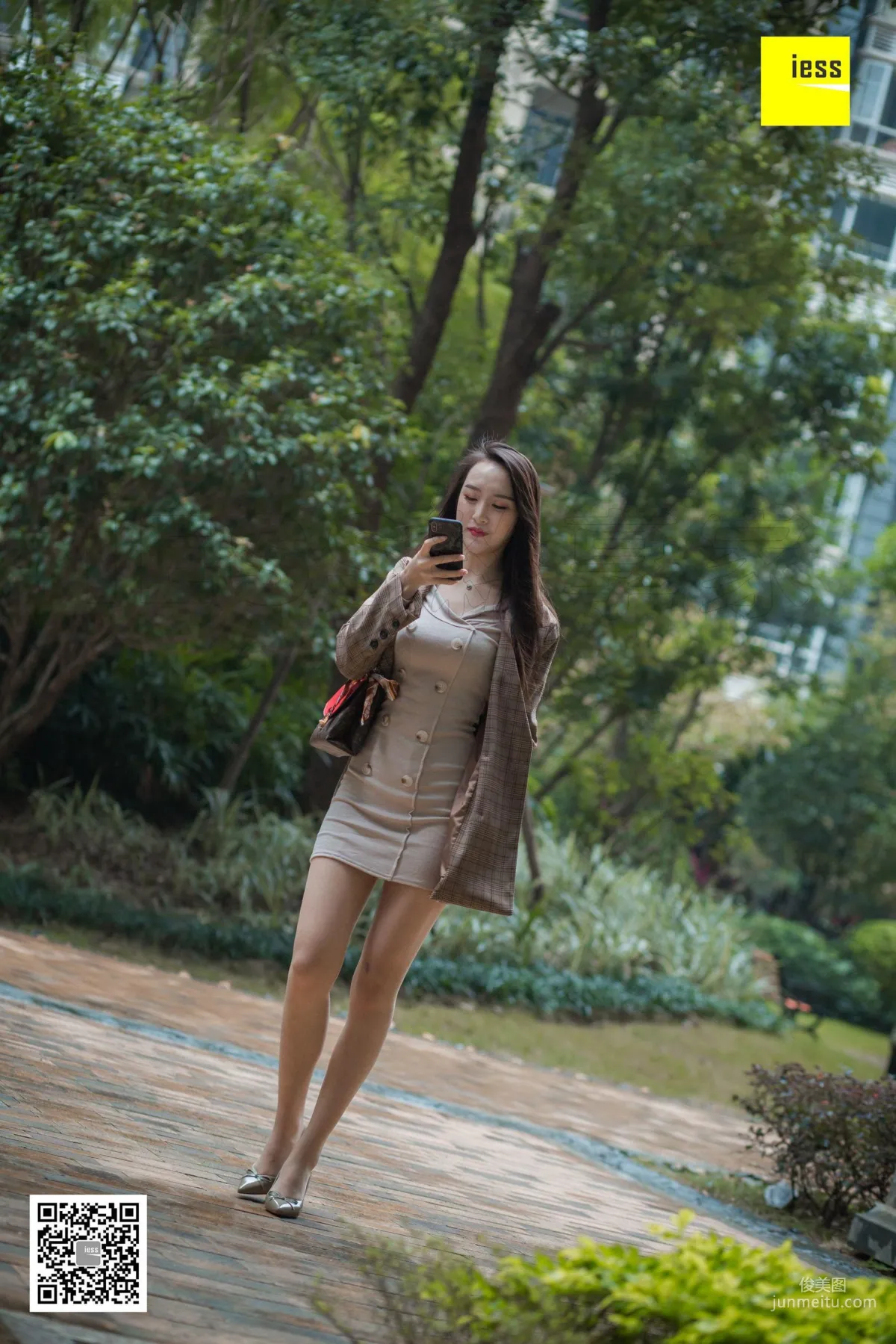 Model Yun Zhi Encountering Yun Zhi Downstairs in the Neighborhood [IESS] Photo Set photo 49