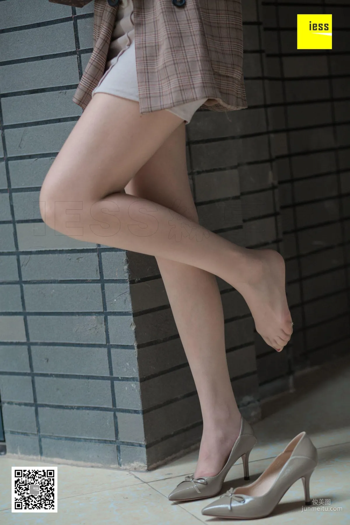 Model Yun Zhi Encountering Yun Zhi Downstairs in the Neighborhood [IESS] Photo Set photo 31