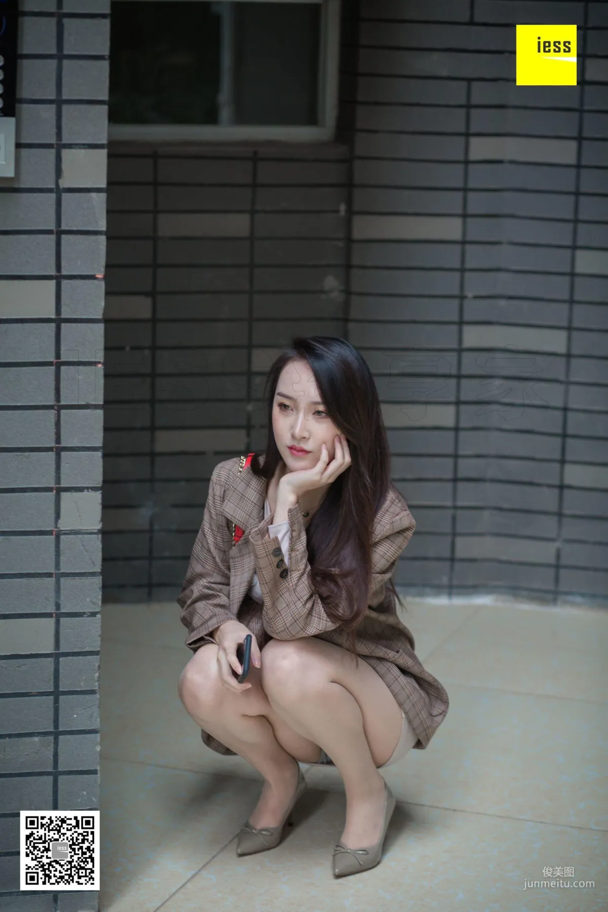 Model Yun Zhi Encountering Yun Zhi Downstairs in the Neighborhood [IESS] Photo Set photo 11