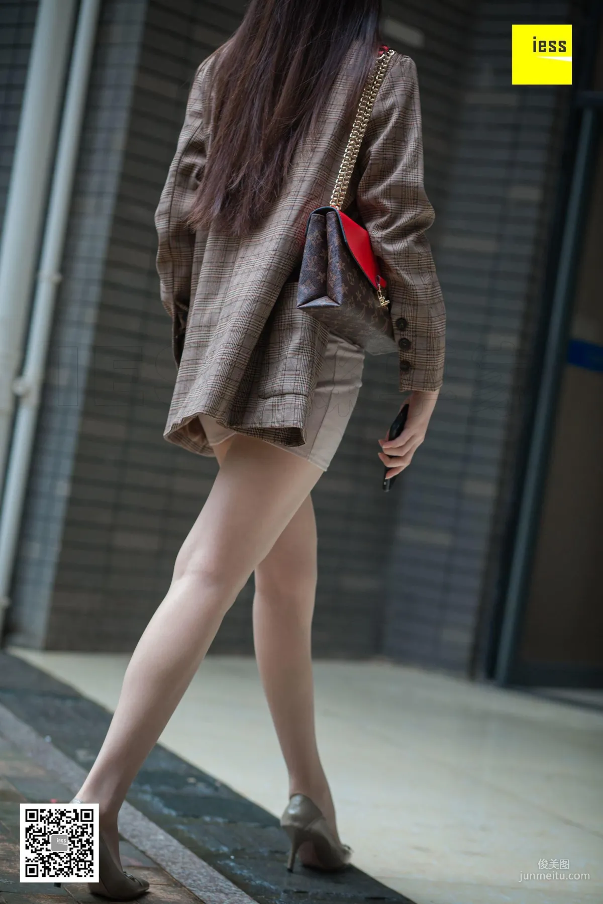 Model Yun Zhi Encountering Yun Zhi Downstairs in the Neighborhood [IESS] Photo Set photo 57