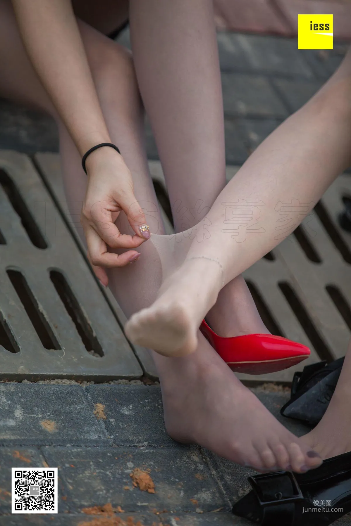 Models Jiajia and Jiu Mei, Fishing or Fishing for Stockings? 2 [IESS] Photo Set photo 46
