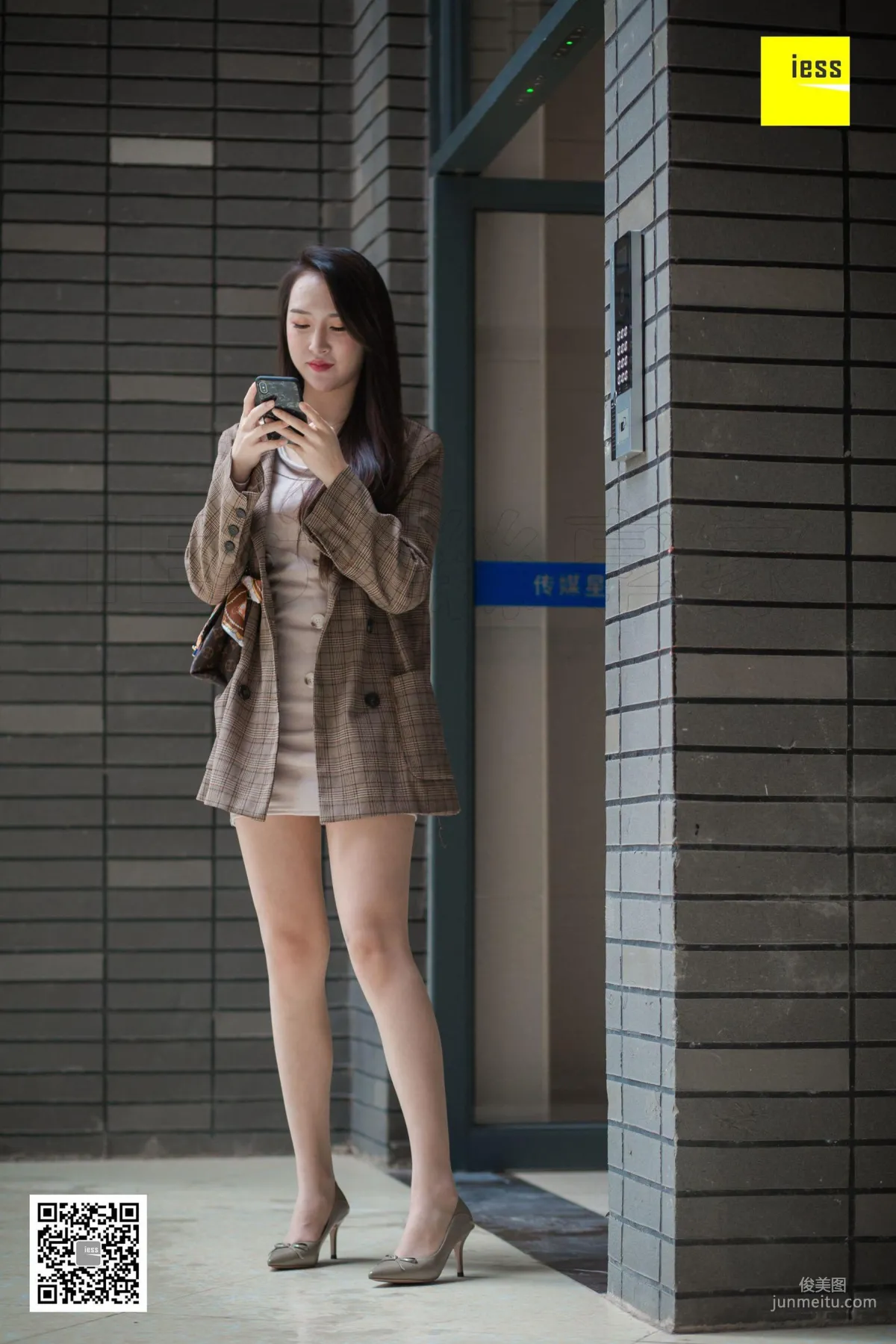 Model Yun Zhi Encountering Yun Zhi Downstairs in the Neighborhood [IESS] Photo Set photo 3